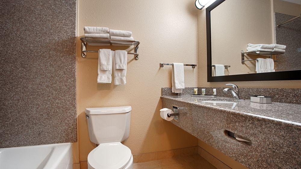 Best Western Plus Kansas City Airport - Kci East Exterior photo