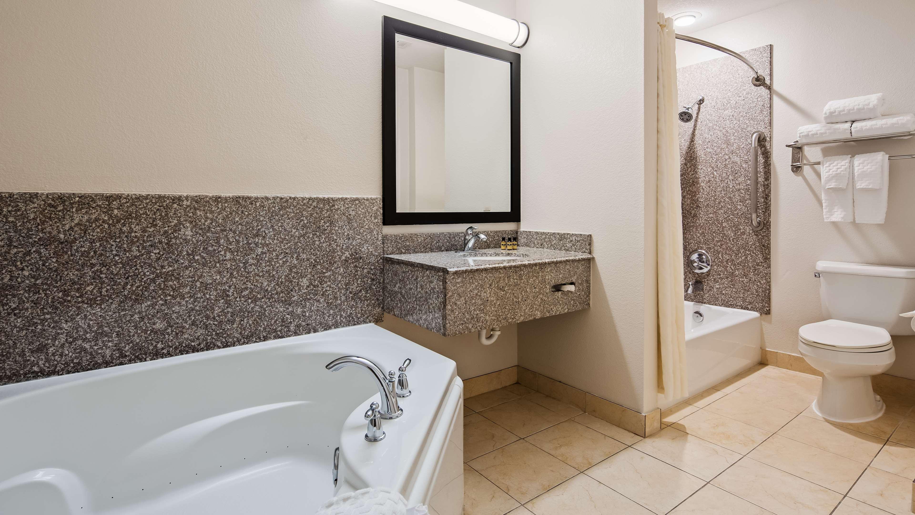 Best Western Plus Kansas City Airport - Kci East Exterior photo